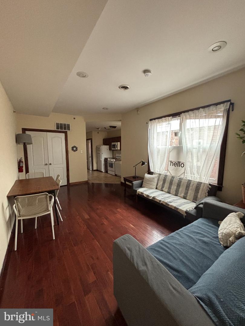 1824 W Diamond St #3rd Floor Property Photo 2