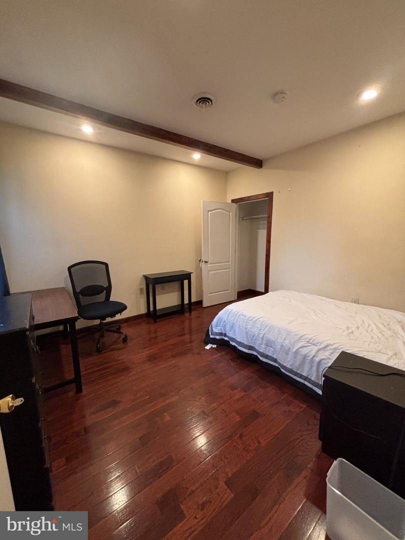 1824 W Diamond St #3rd Floor Property Photo 8