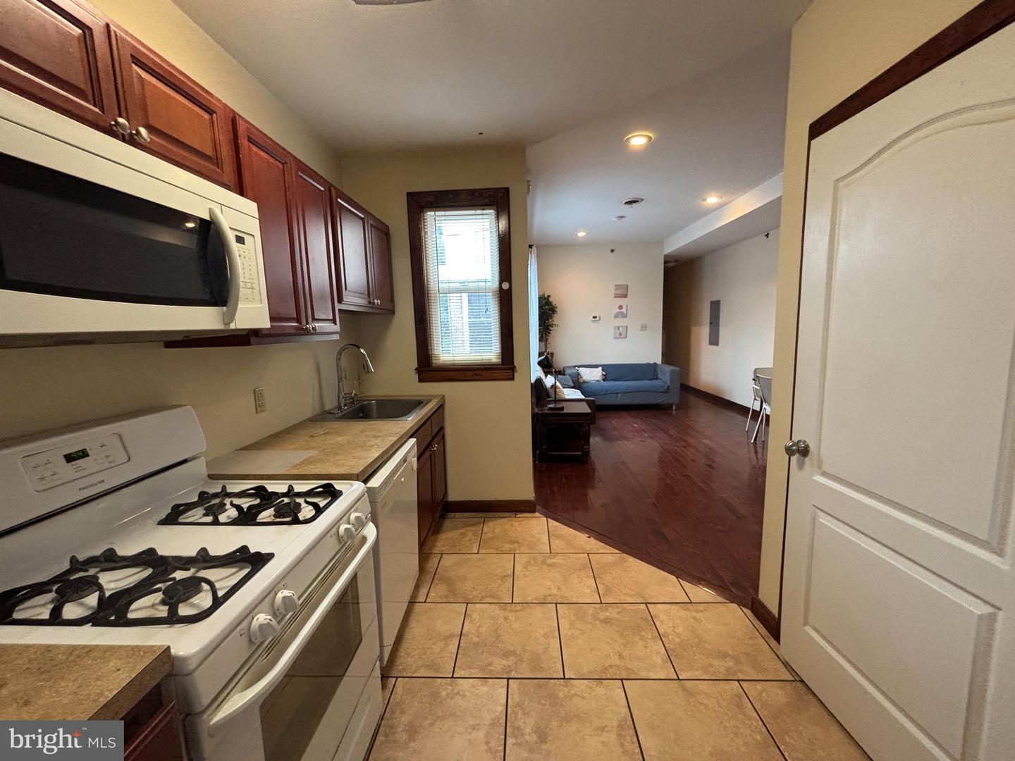 1824 W Diamond St #3rd Floor Property Photo 11