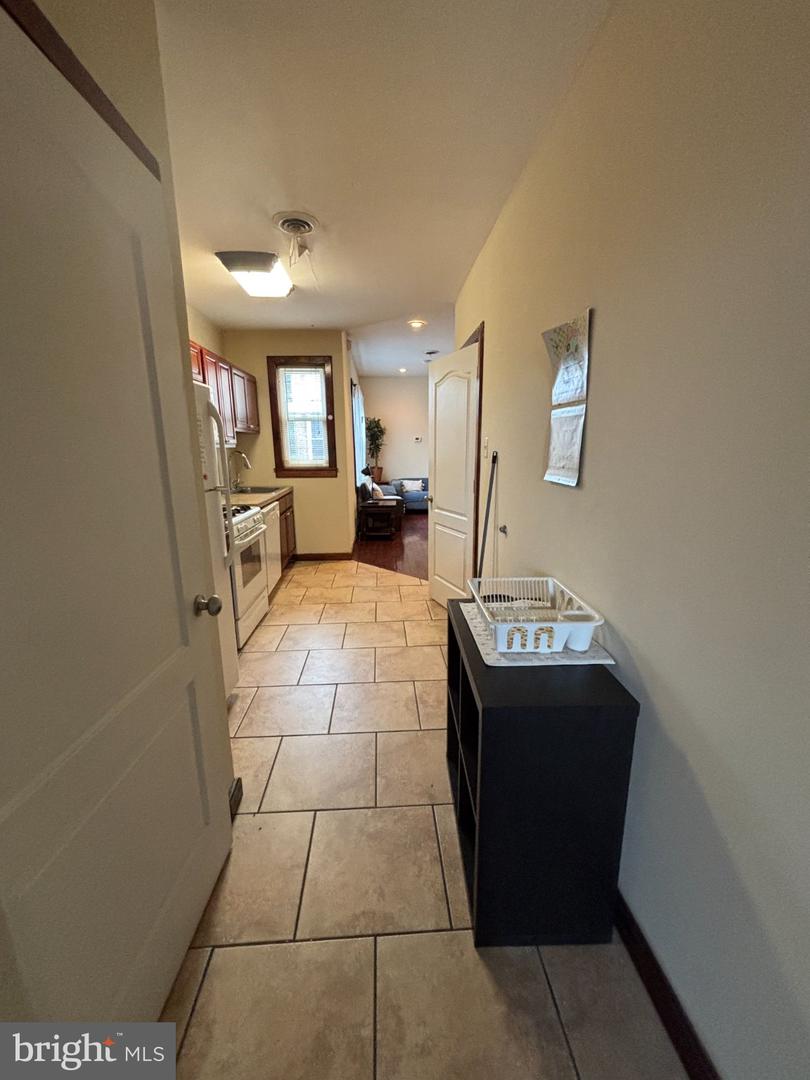 1824 W Diamond St #3rd Floor Property Photo 14