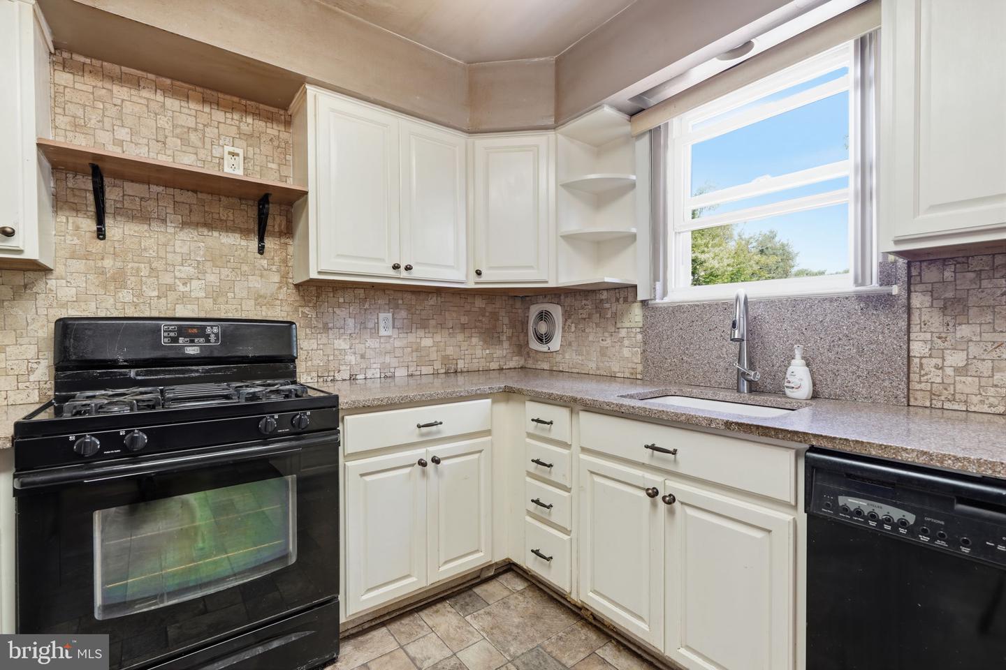 362 Tomlinson Ter Property Photo 10