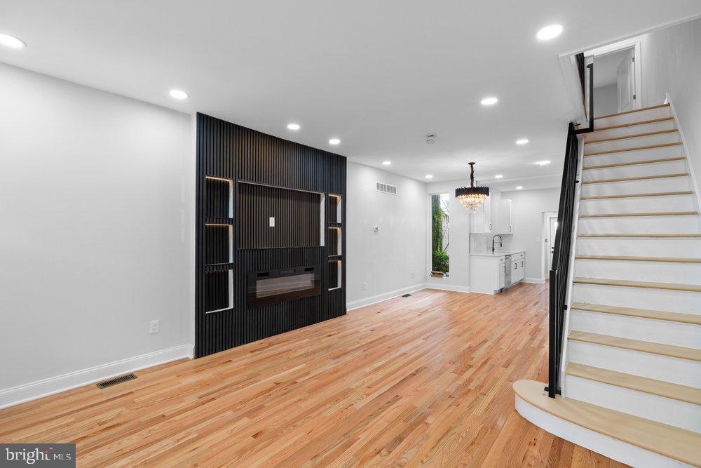 1425 N Edgewood St Property Photo 3
