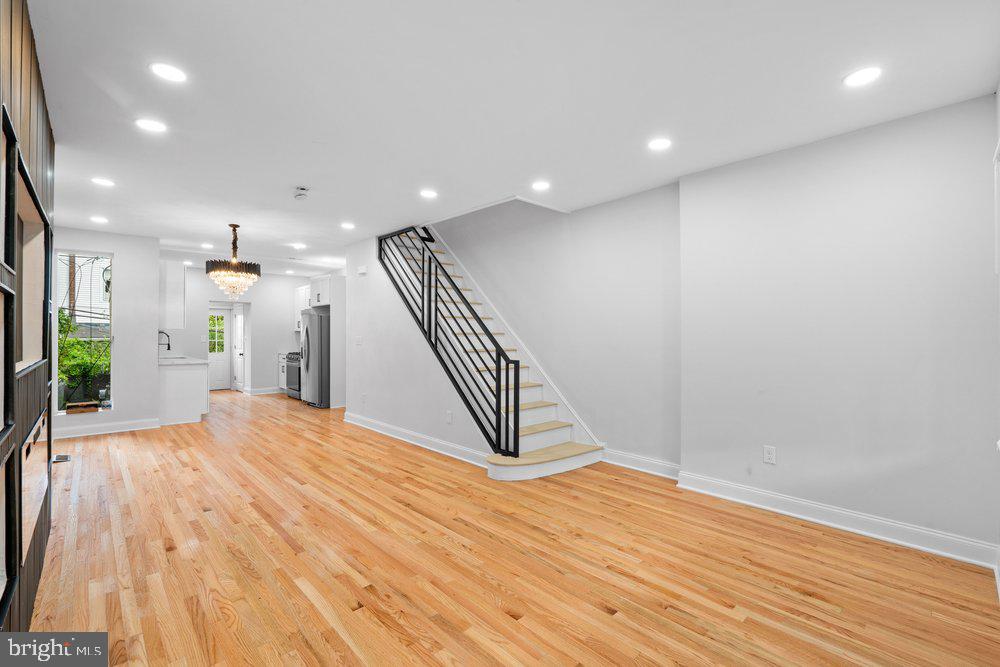 1425 N Edgewood St Property Photo 4