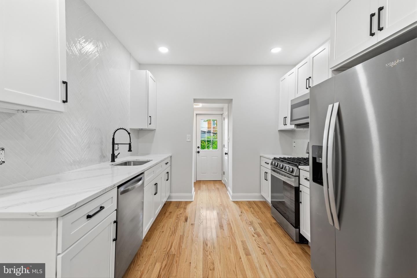 1425 N Edgewood St Property Photo 11