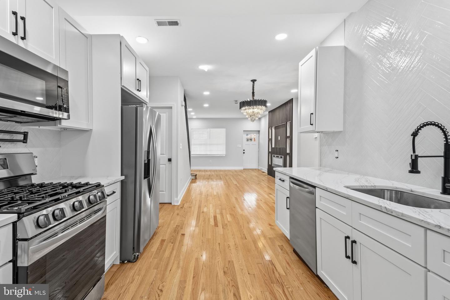 1425 N Edgewood St Property Photo 13