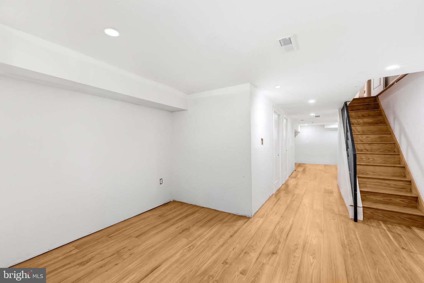 1425 N Edgewood St Property Photo 25