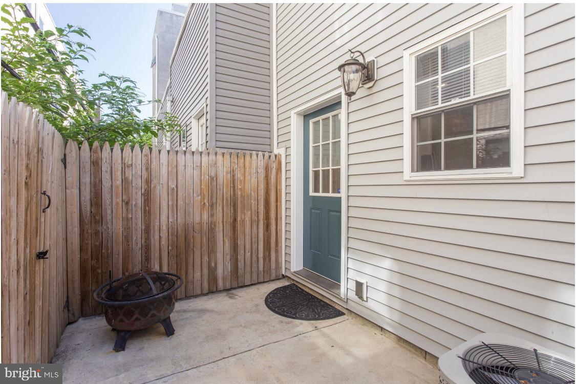 1322 S Bancroft St Property Photo 8