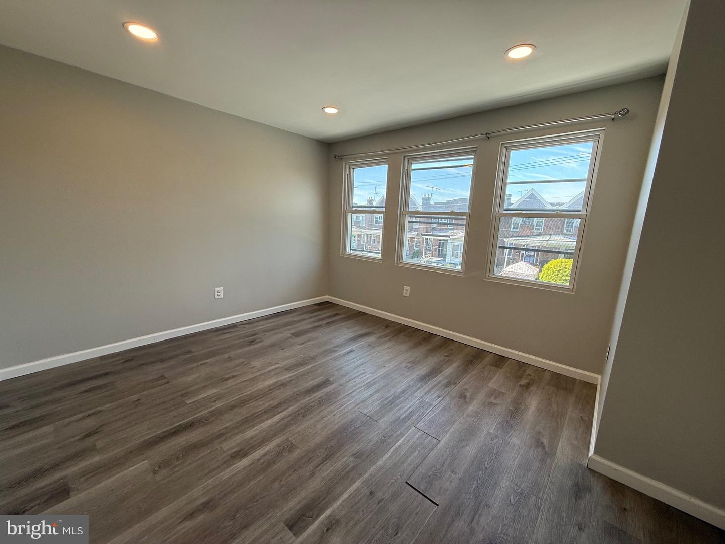 567 Van Kirk St #2nd Floor Property Photo 4