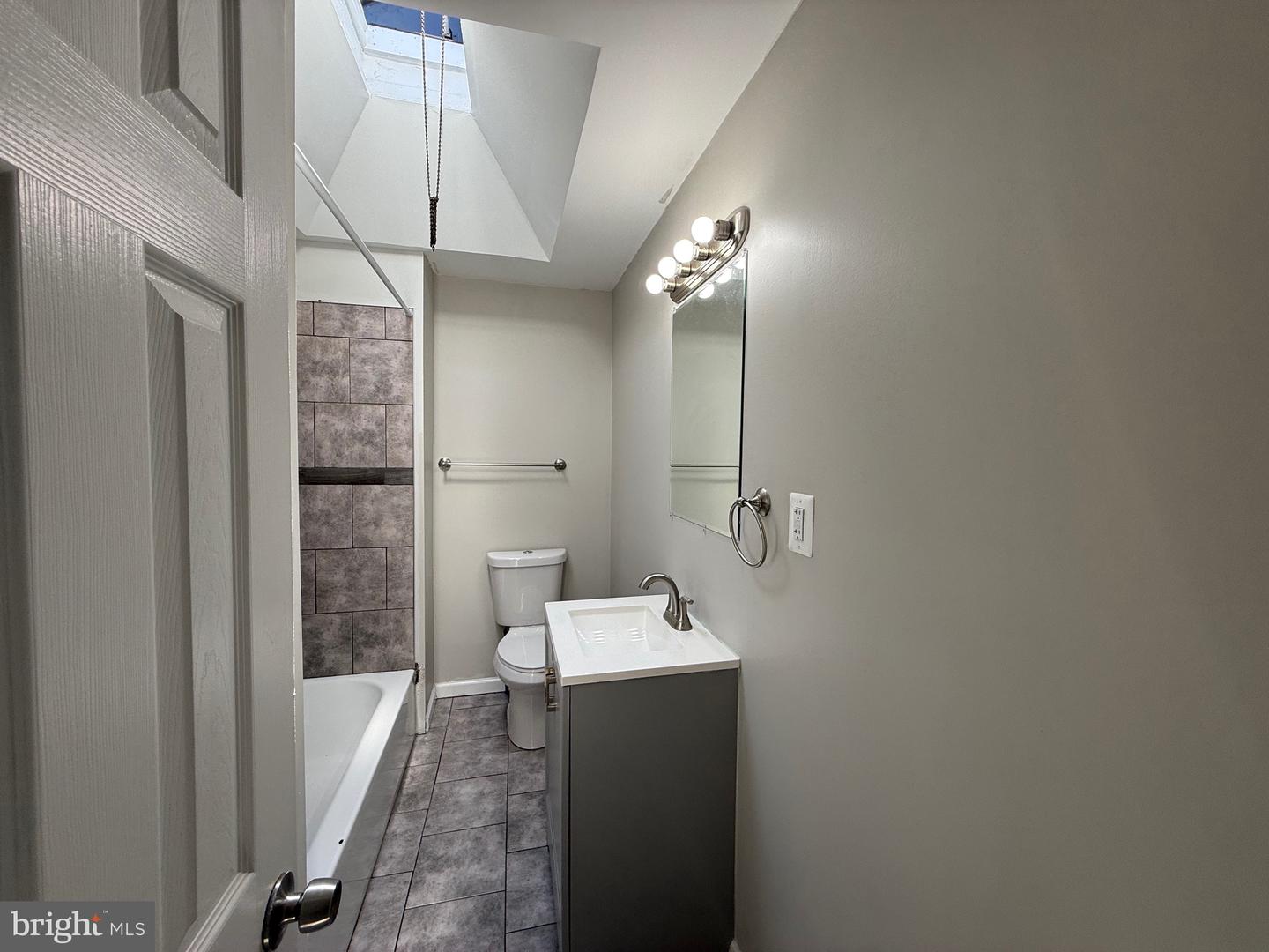 567 Van Kirk St #2nd Floor Property Photo 6