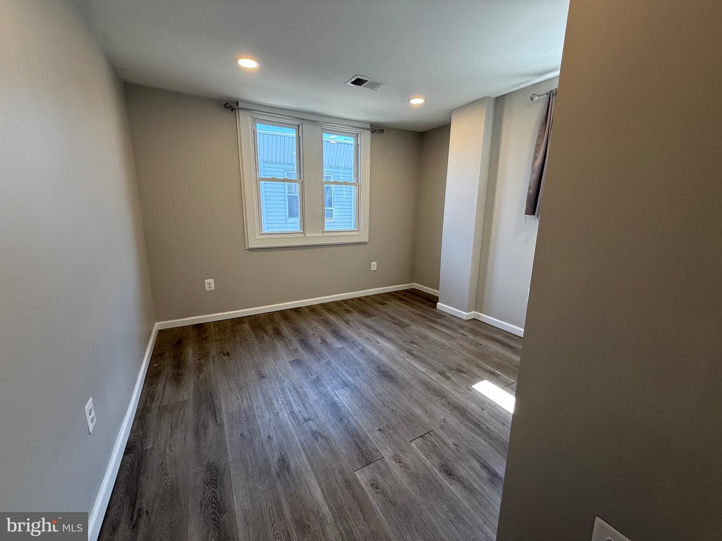 567 Van Kirk St #2nd Floor Property Photo 8