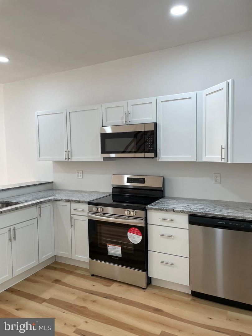 1731 N DOVER ST Property Photo 1