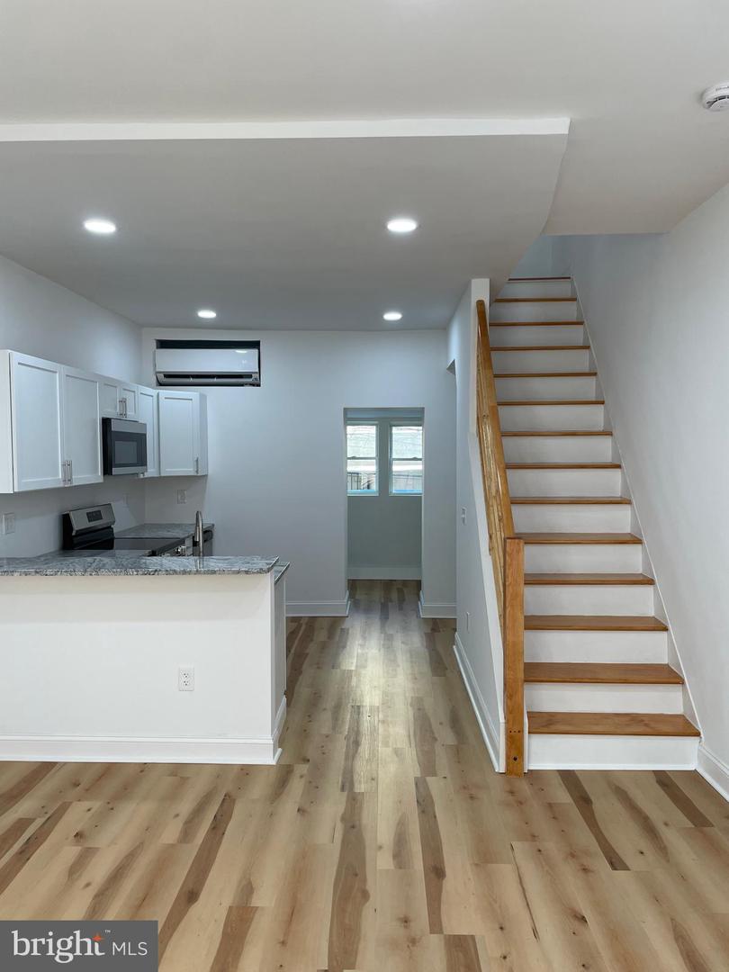 1731 N Dover St Property Photo 3