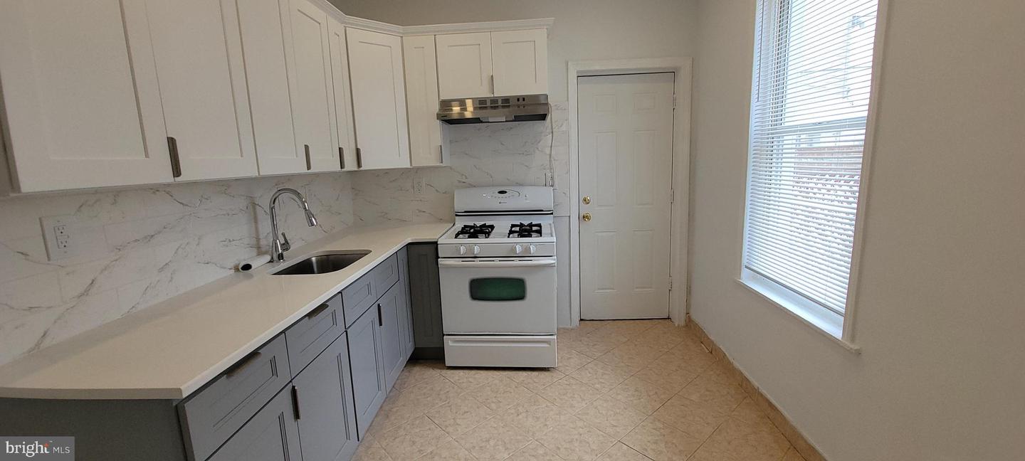2302 E Albert St Property Photo 5