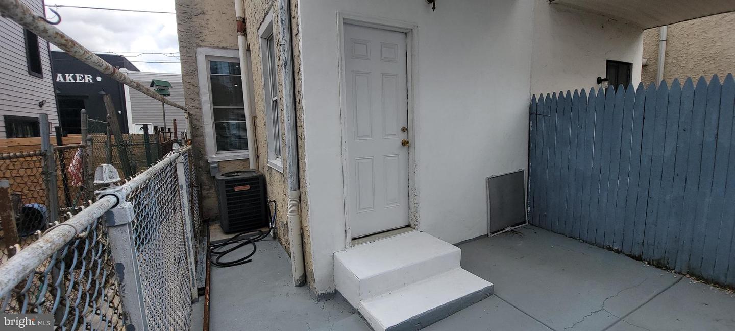 2302 E Albert St Property Photo 17