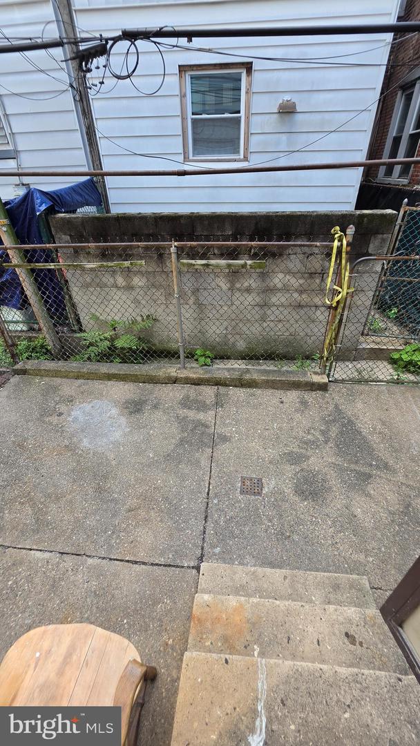 2086 E Victoria St Property Photo 10