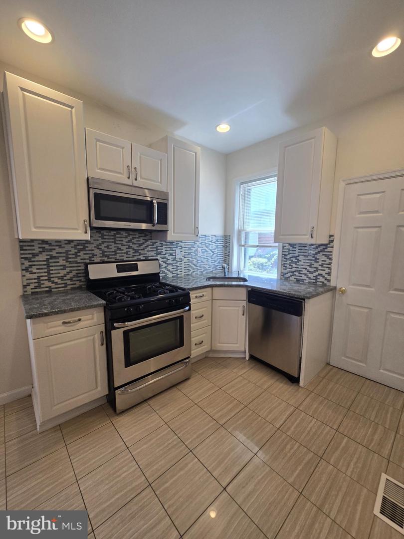 5630 Addison St Property Photo 2