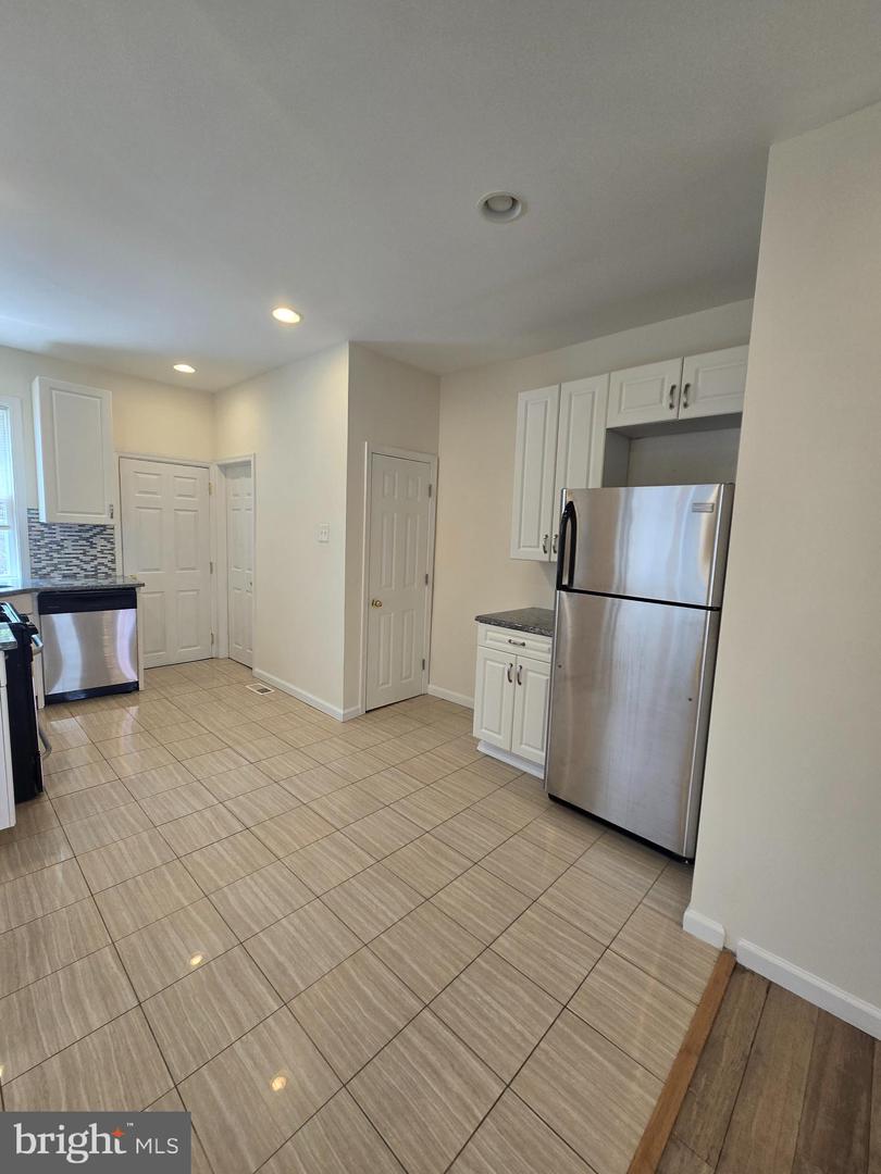 5630 Addison St Property Photo 4