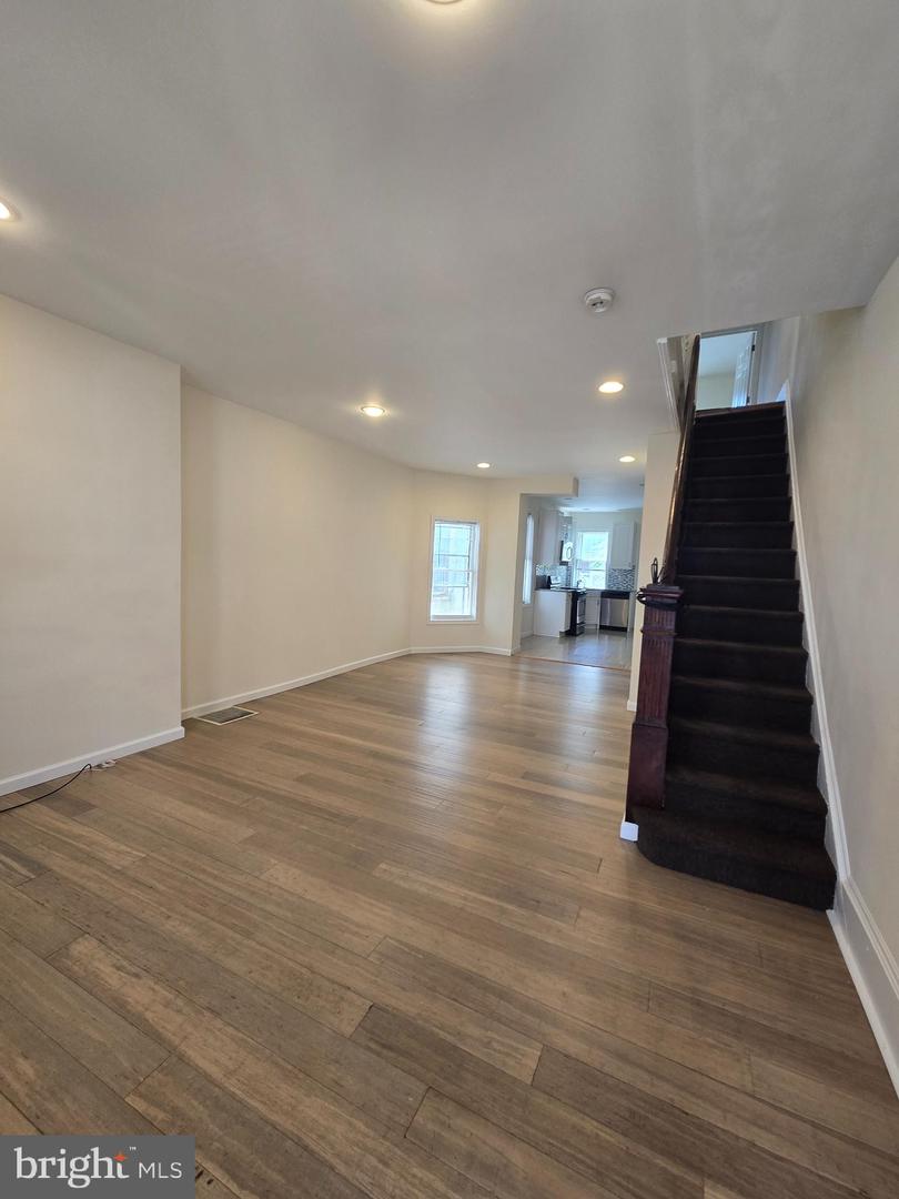 5630 Addison St Property Photo 7