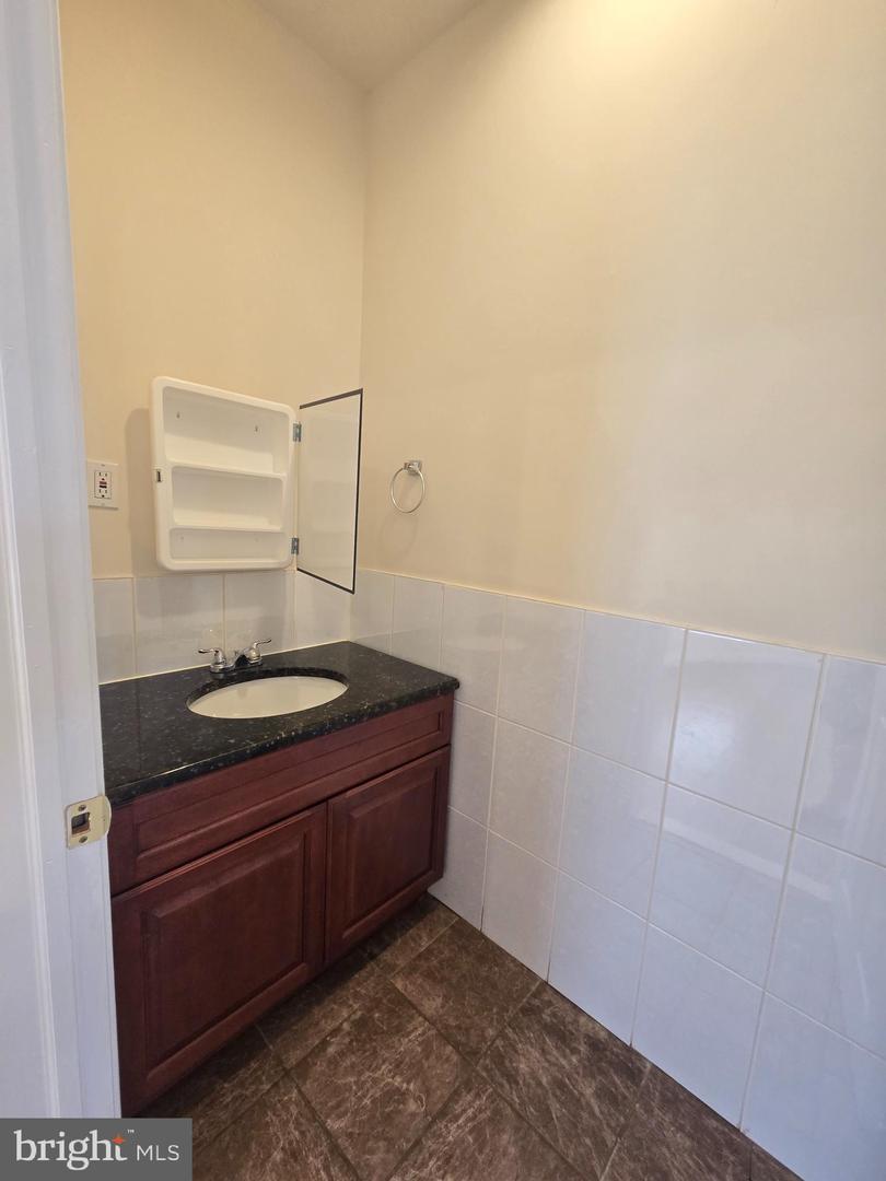 5630 Addison St Property Photo 13