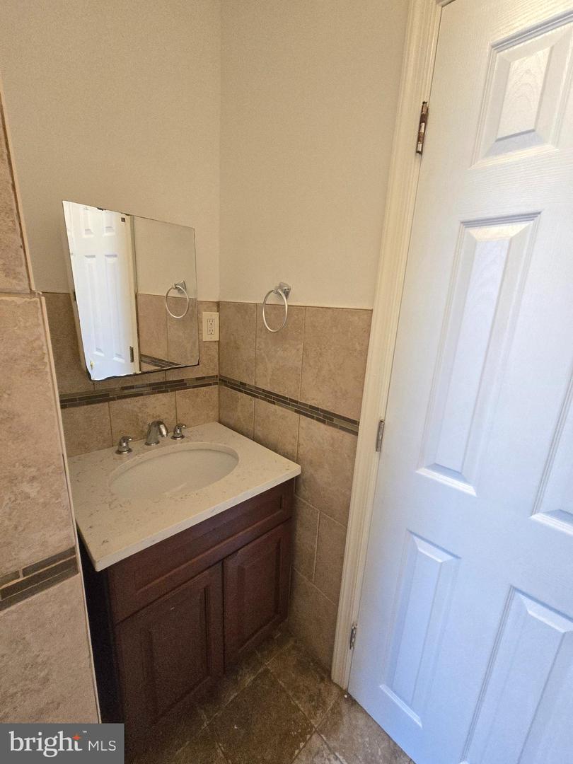 5630 Addison St Property Photo 16