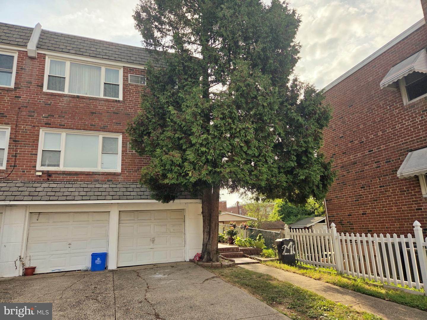210 LOCKART LN
