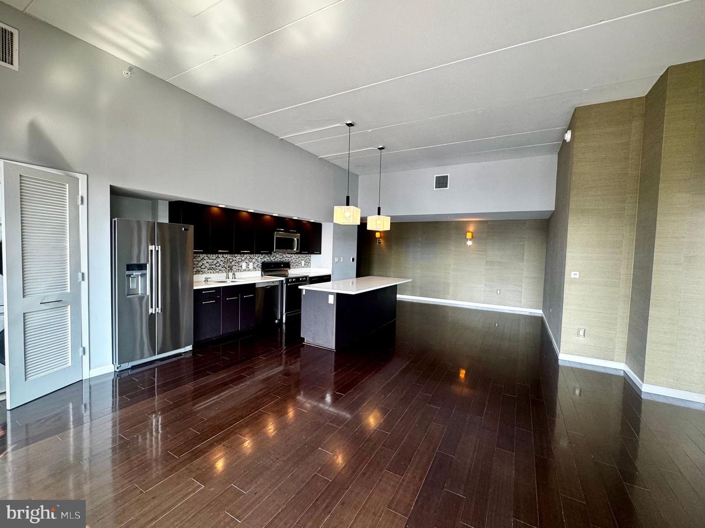 603 N AMERICAN ST #704 Property Photo 1