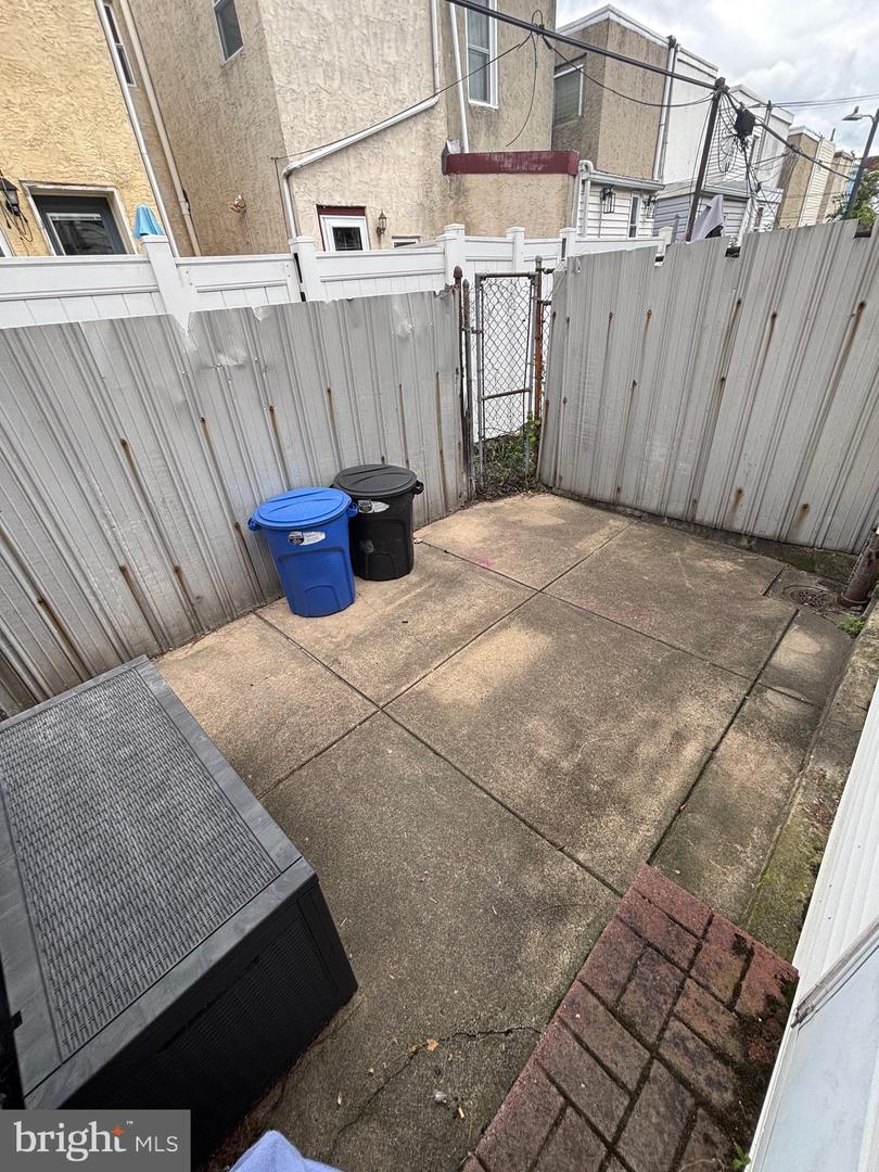 815 Livingston St Property Photo 8