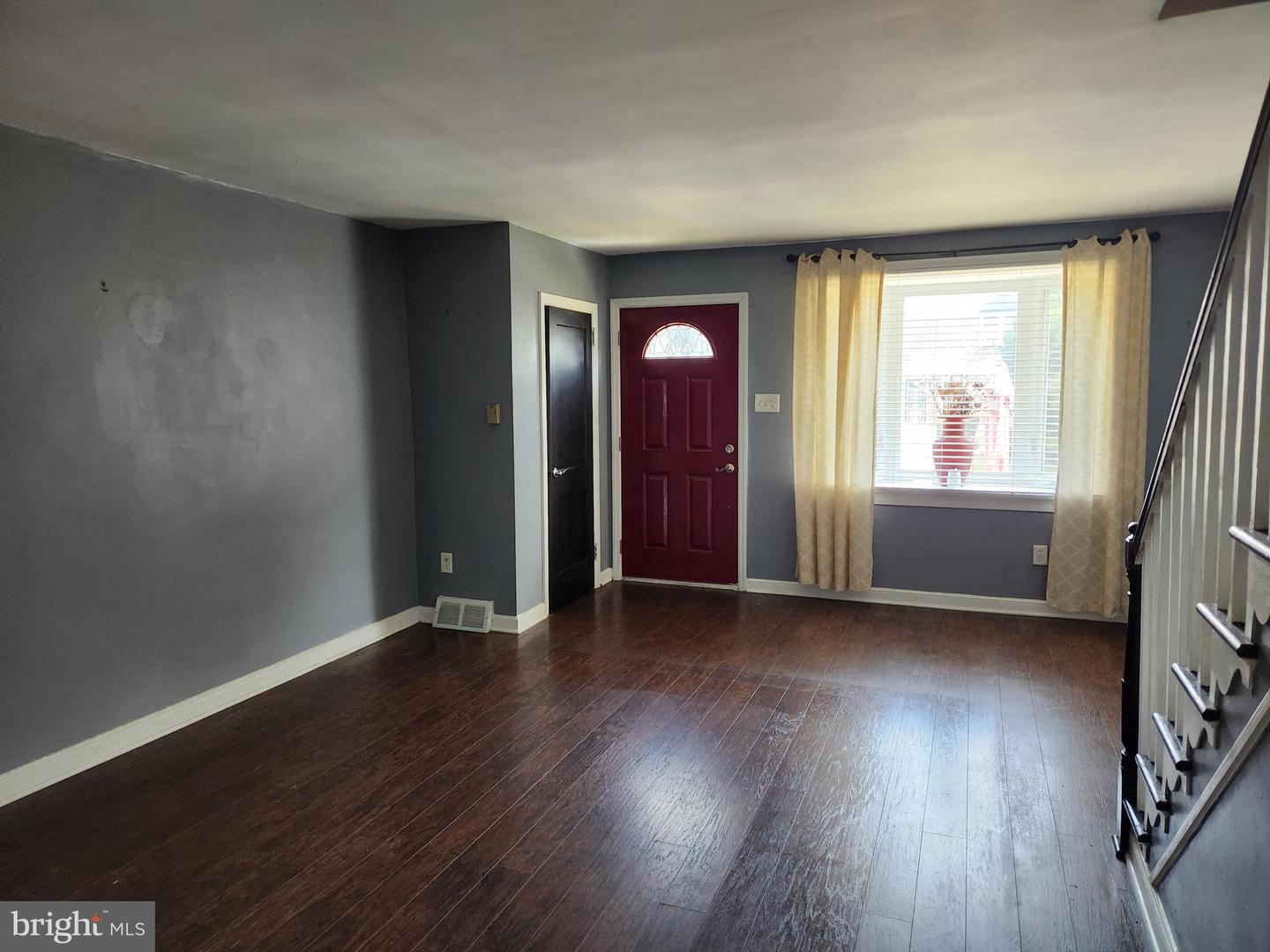 1147 E Slocum St Property Photo 3