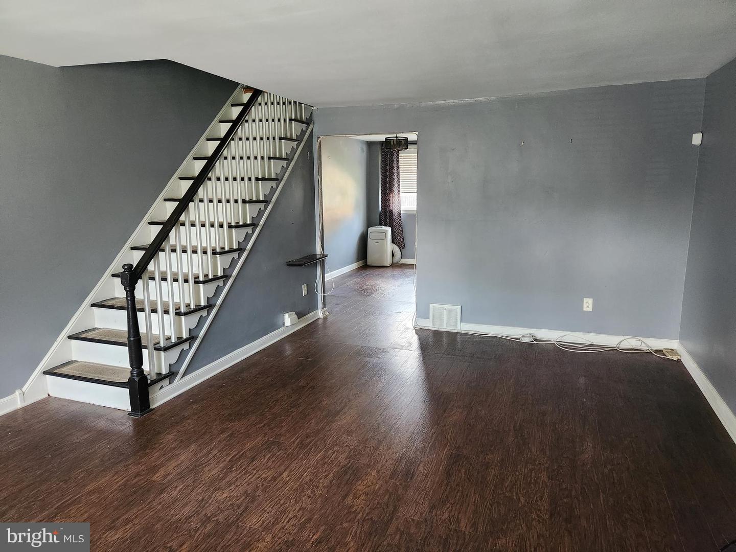 1147 E Slocum St Property Photo 4