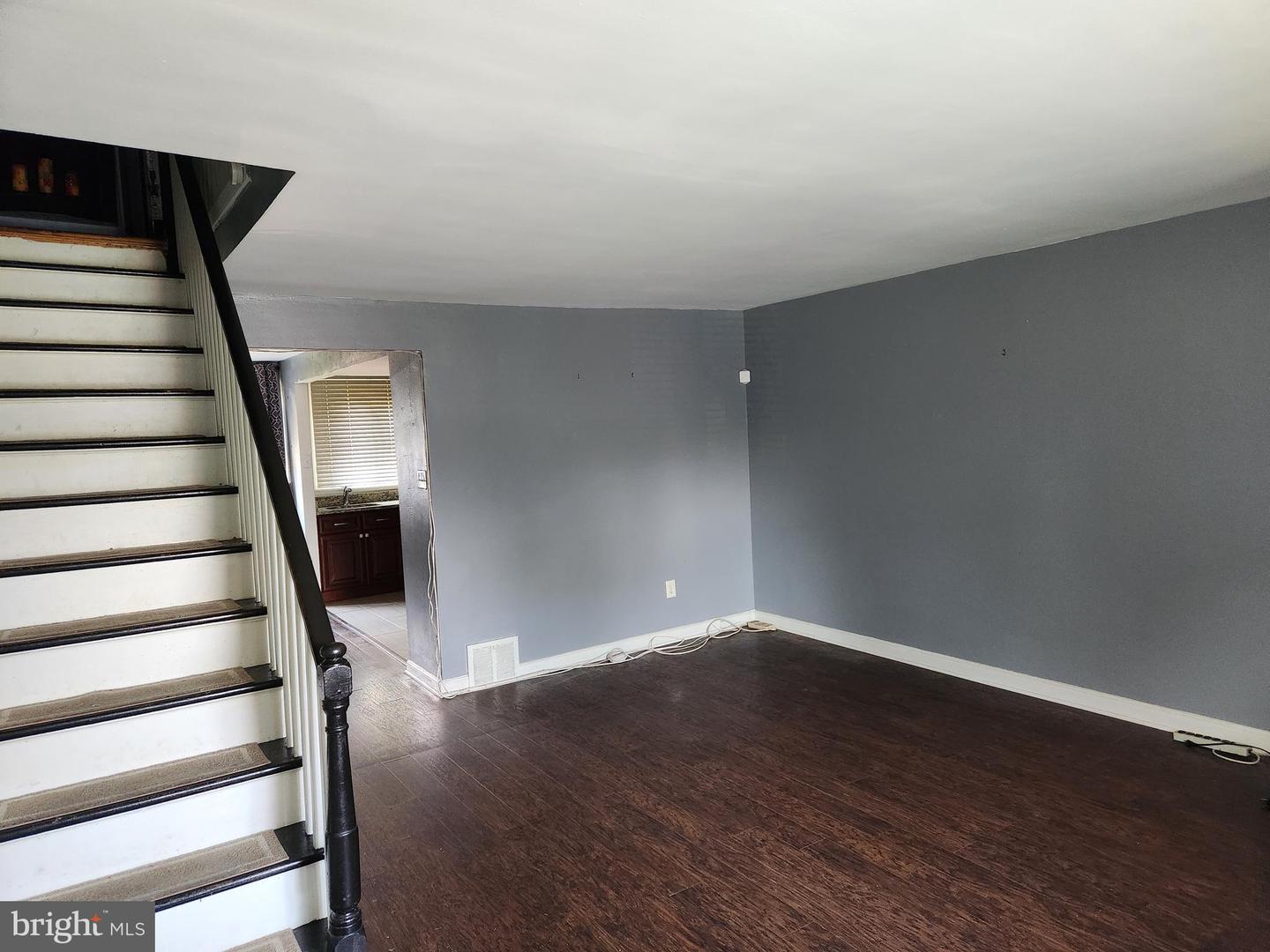1147 E Slocum St Property Photo 5