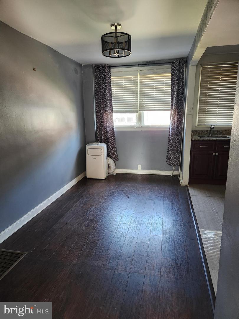 1147 E Slocum St Property Photo 6