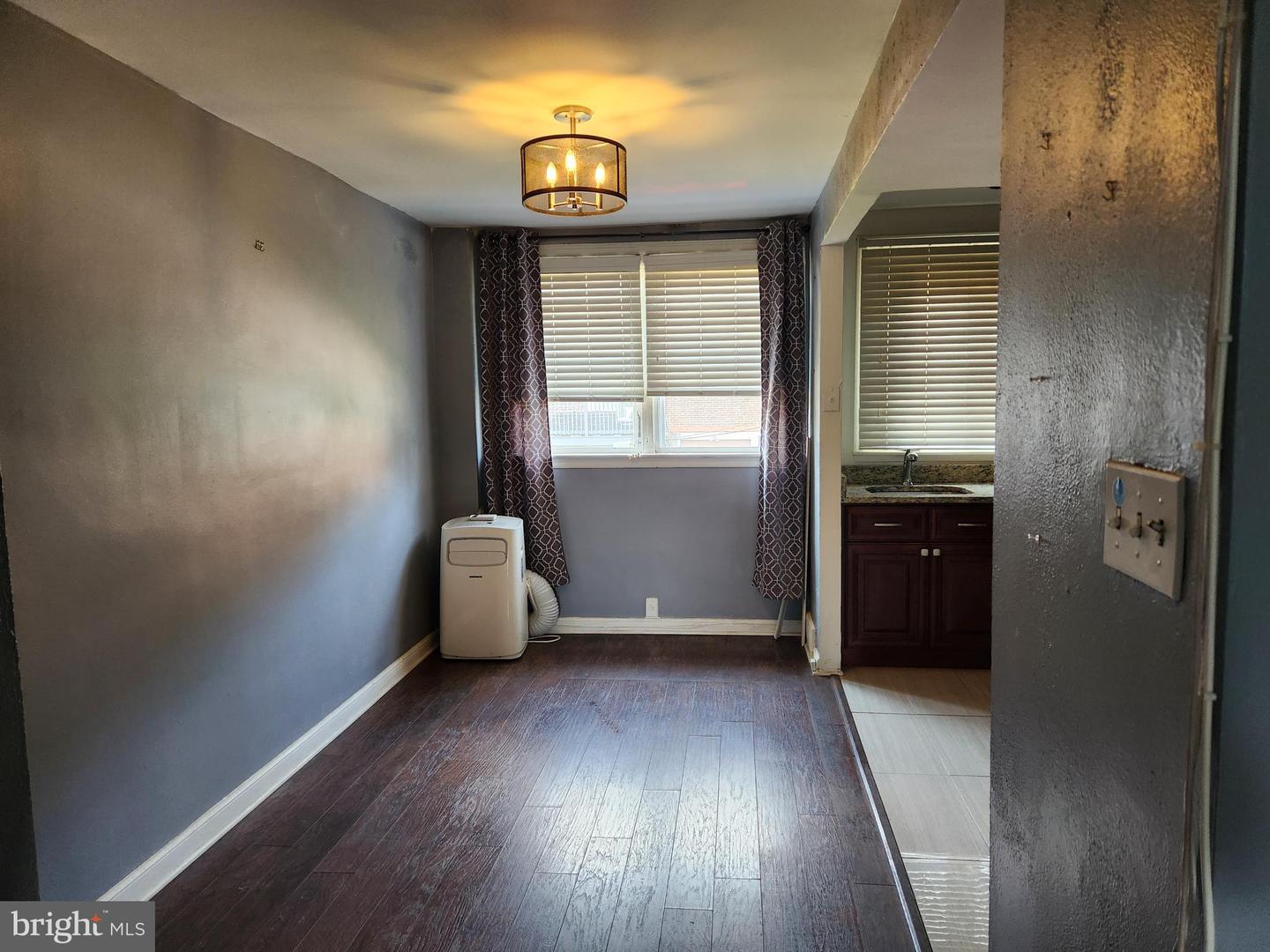 1147 E Slocum St Property Photo 7