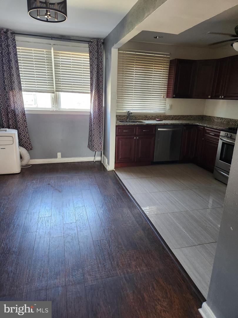 1147 E Slocum St Property Photo 8