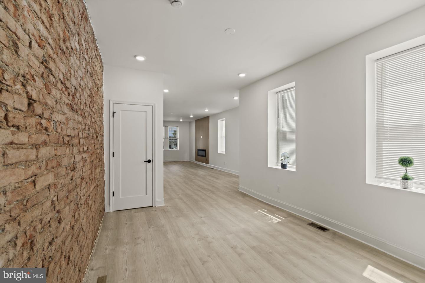 624 W Johnson St Property Photo 10