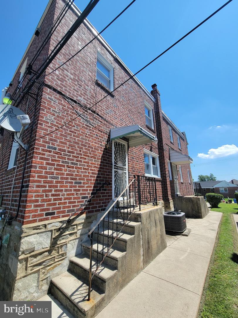 1023 E Durham St Property Photo 4