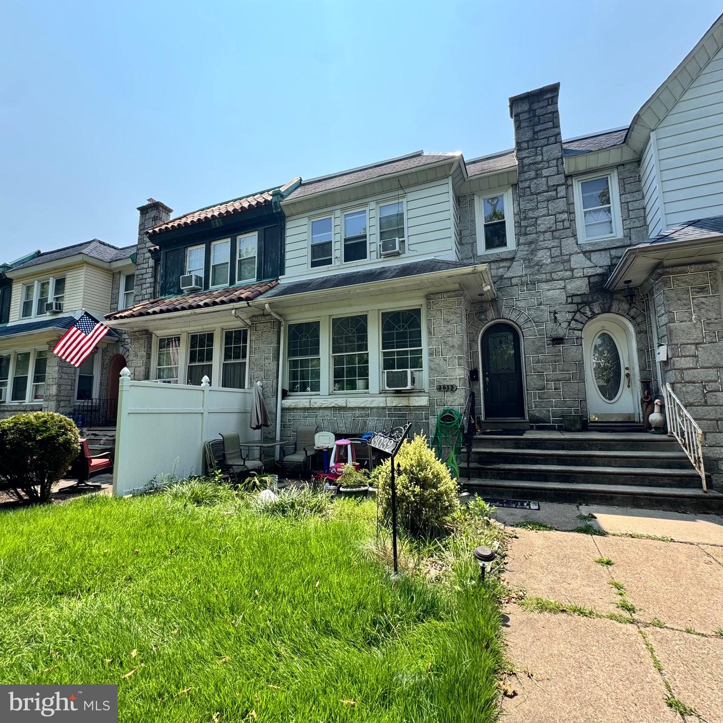 3032 Fanshawe St Property Photo 1