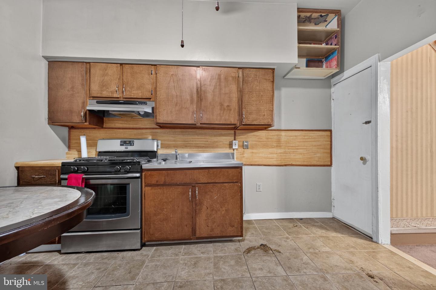 1718 N Hollywood St Property Photo 4