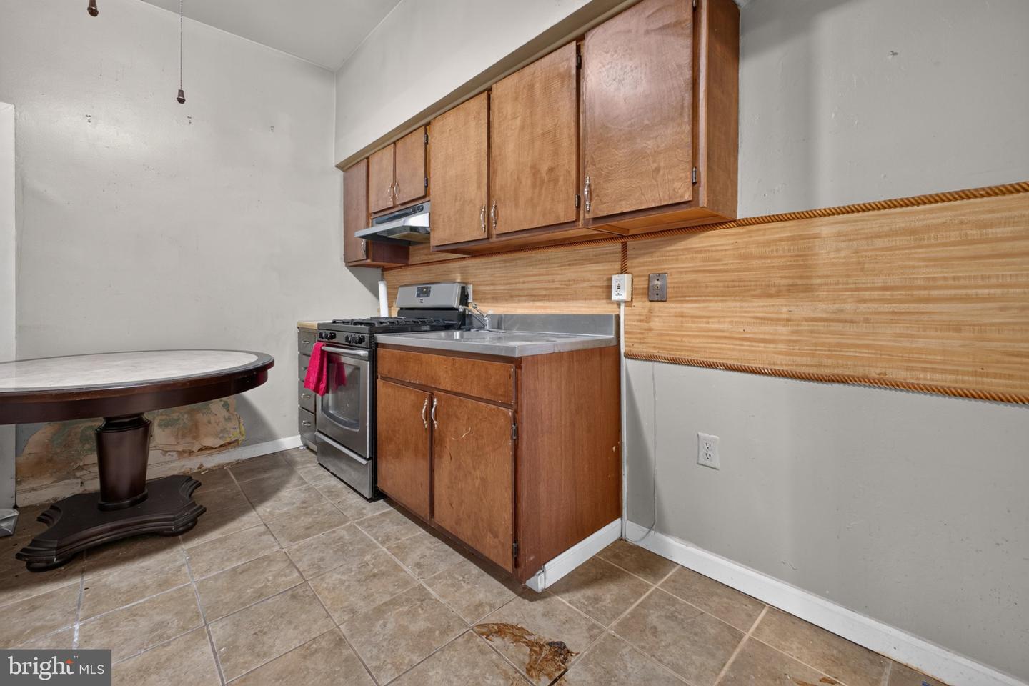 1718 N Hollywood St Property Photo 5