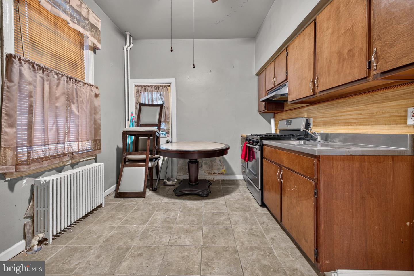 1718 N Hollywood St Property Photo 6