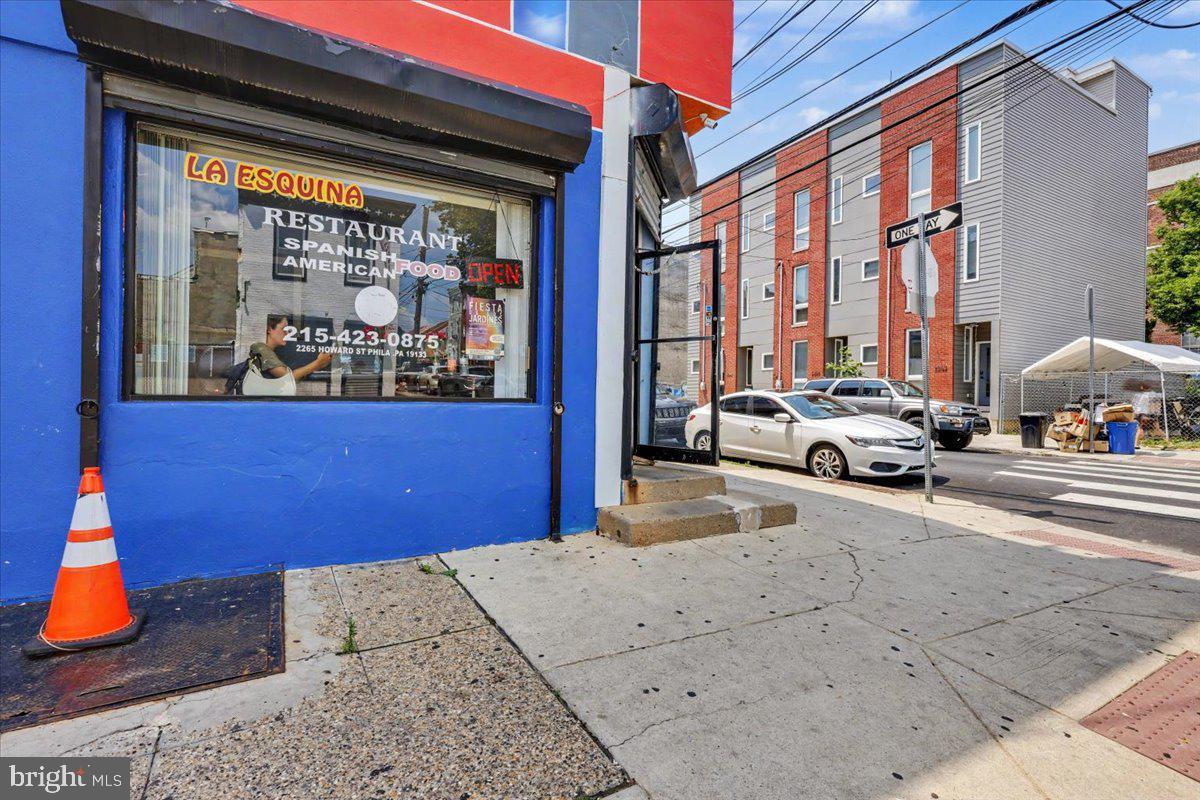 2263 - 2265 N Howard St Property Photo 3
