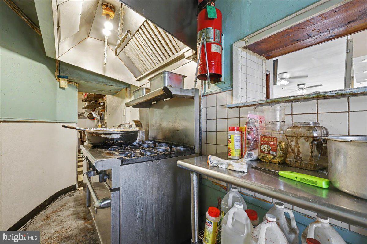 2263 - 2265 N Howard St Property Photo 23
