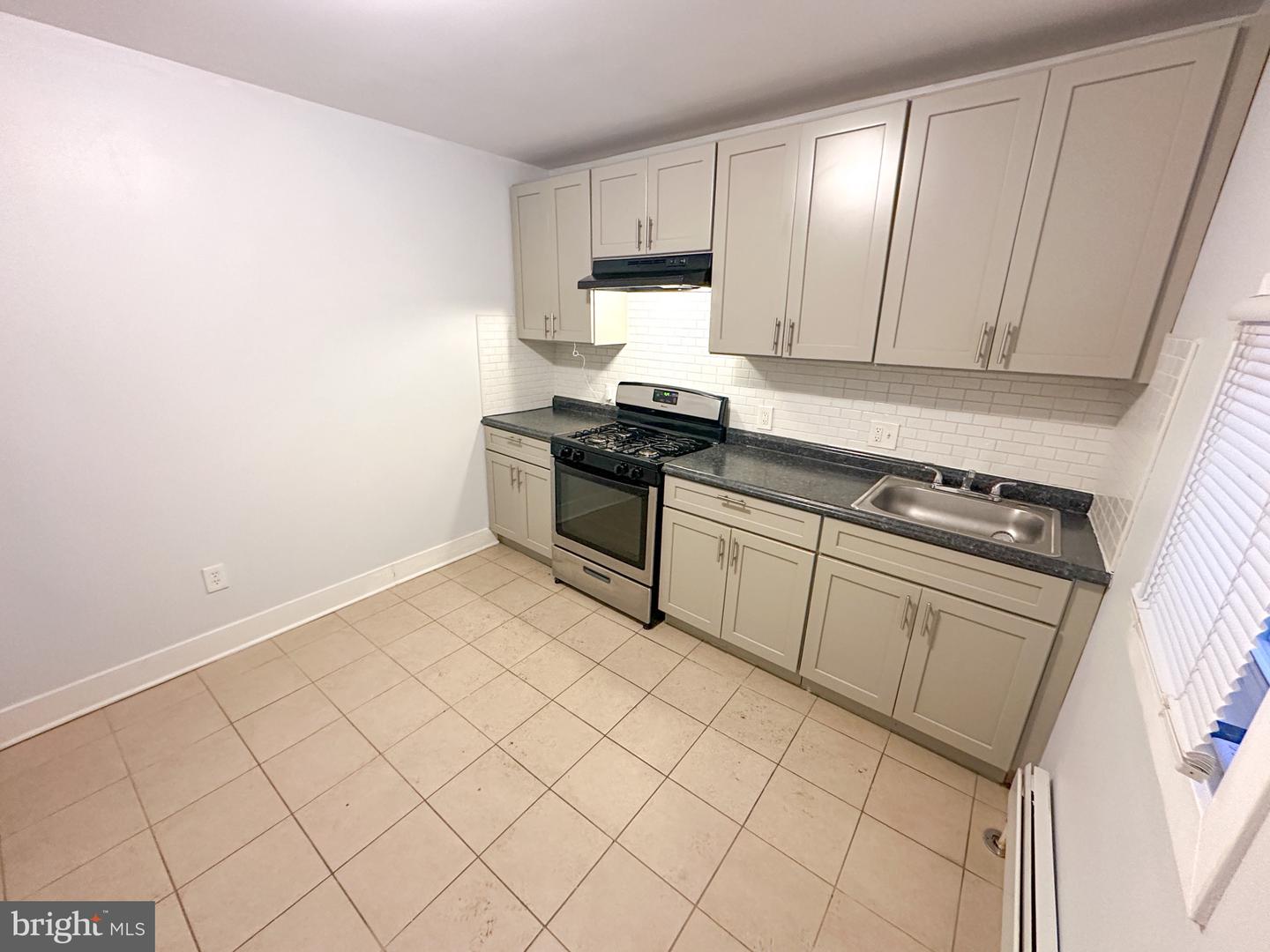 4722 Longshore Ave #1r Property Photo 2