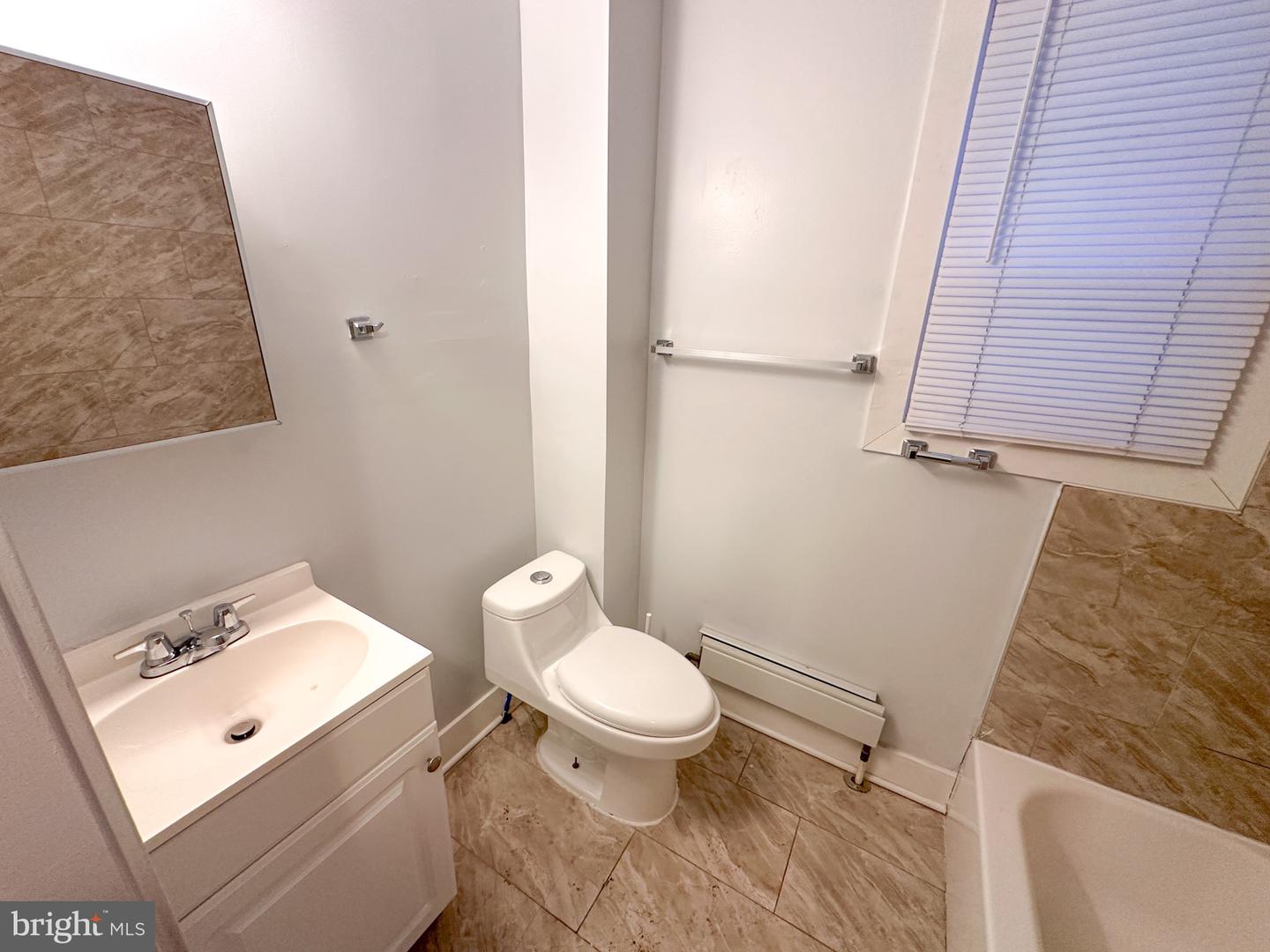 4722 Longshore Ave #1r Property Photo 4