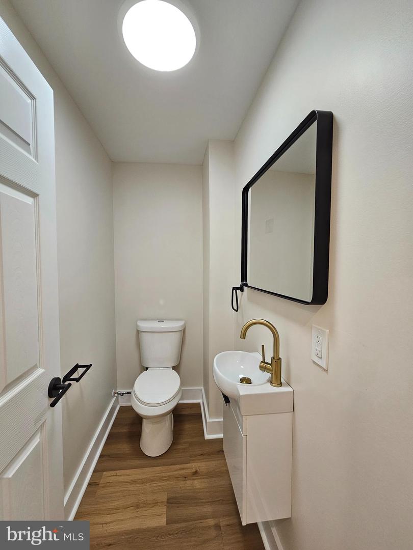 2525 E Madison St Property Photo 6