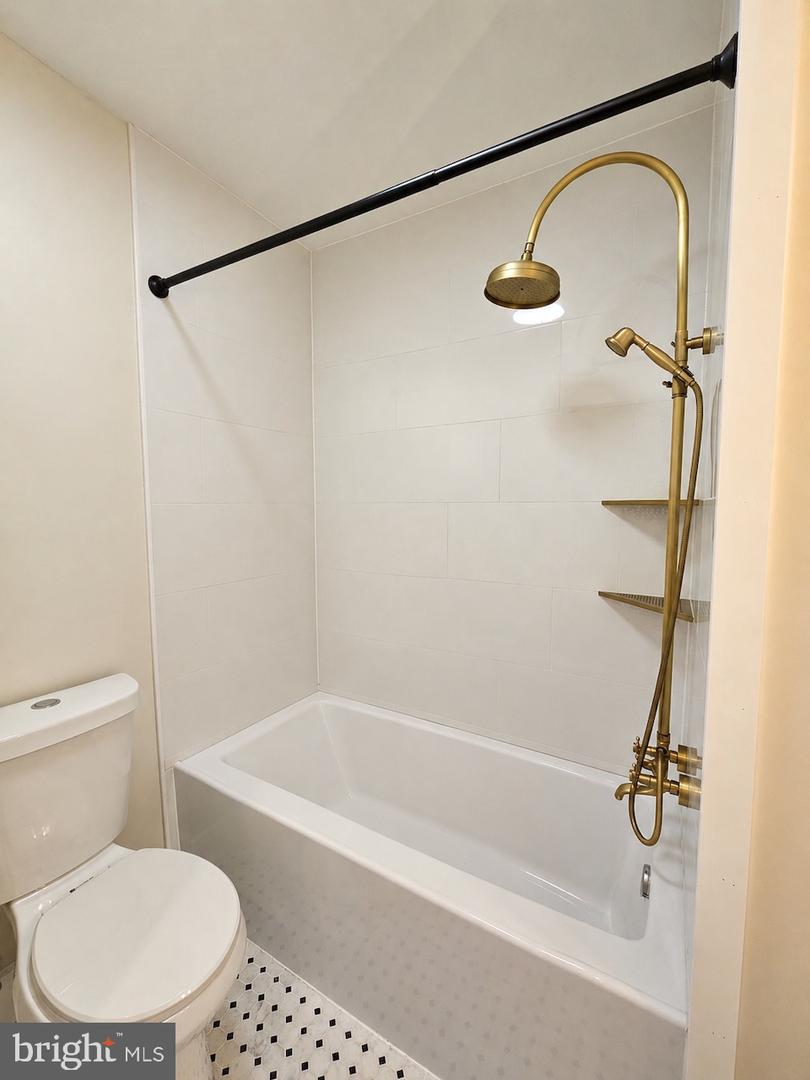 2525 E Madison St Property Photo 11