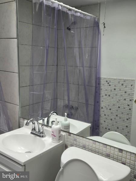 6826 Regent St Property Photo 6
