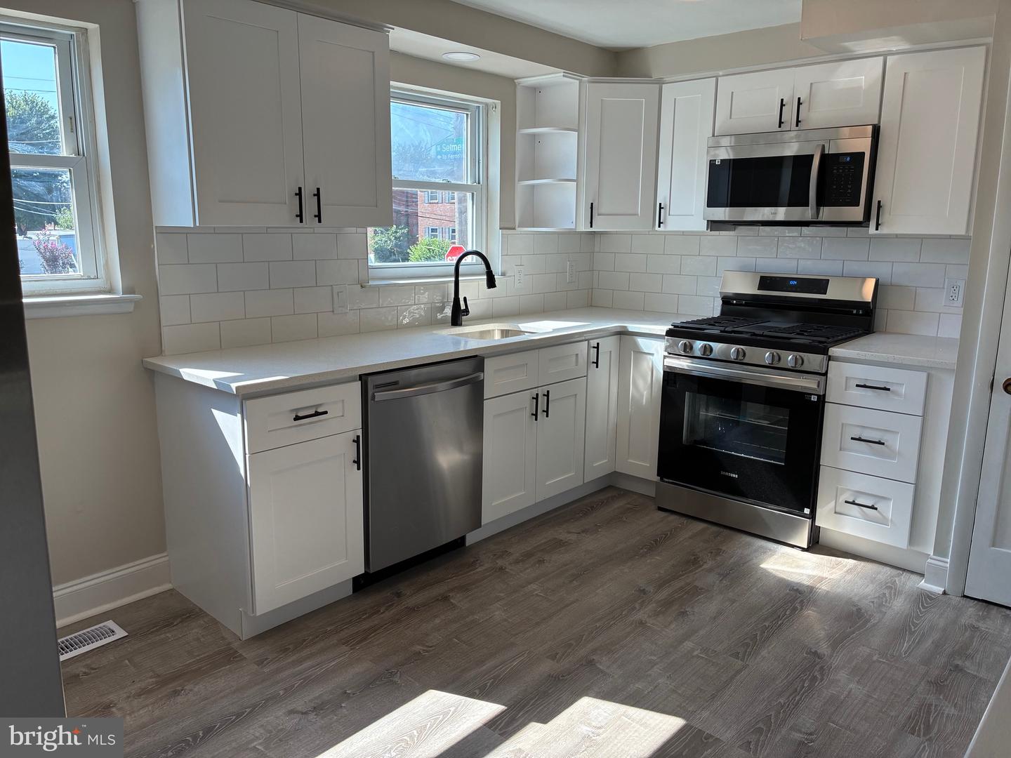 10222 Jeanes St Property Photo 3