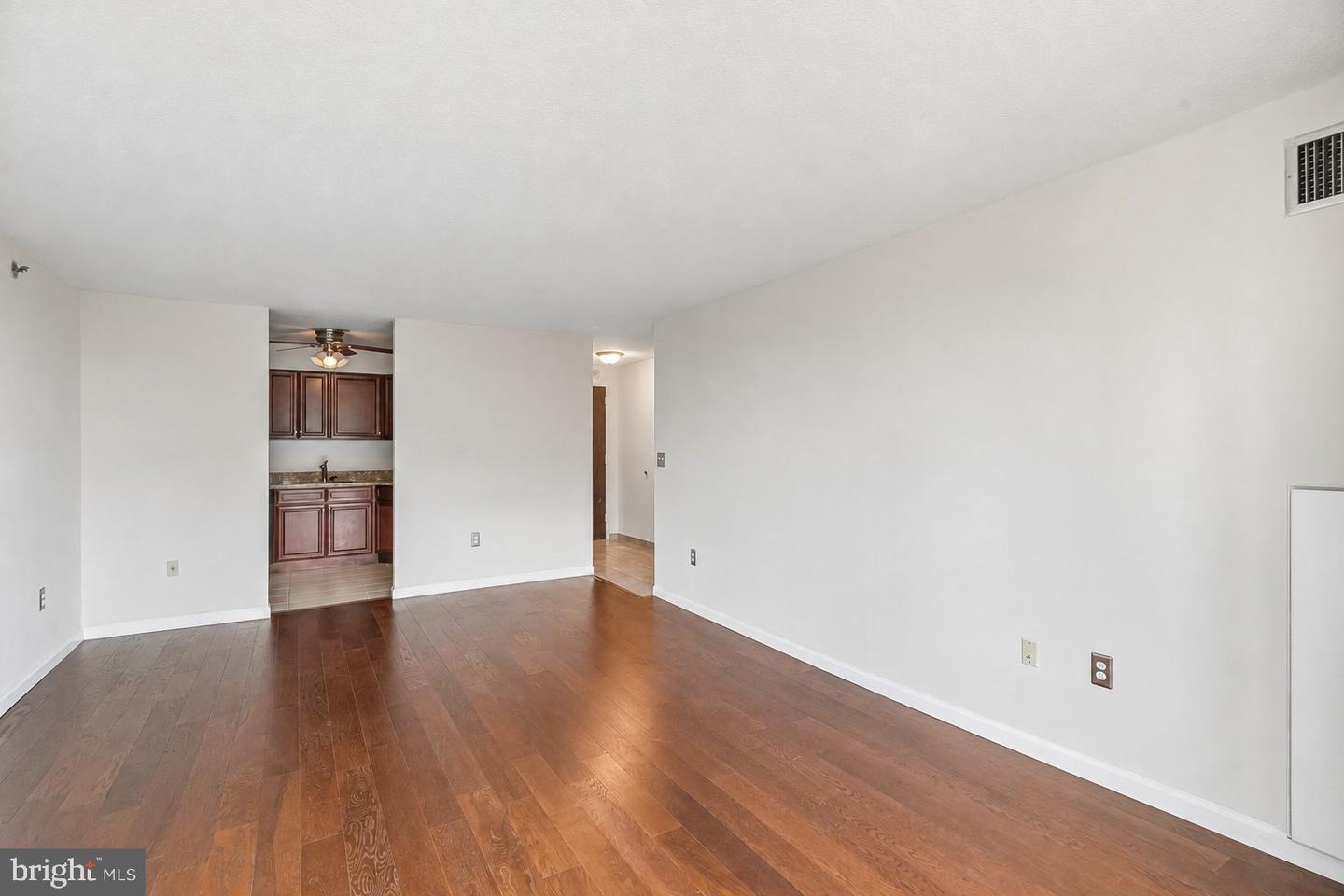 2018-32 Walnut St #16k Property Photo 3