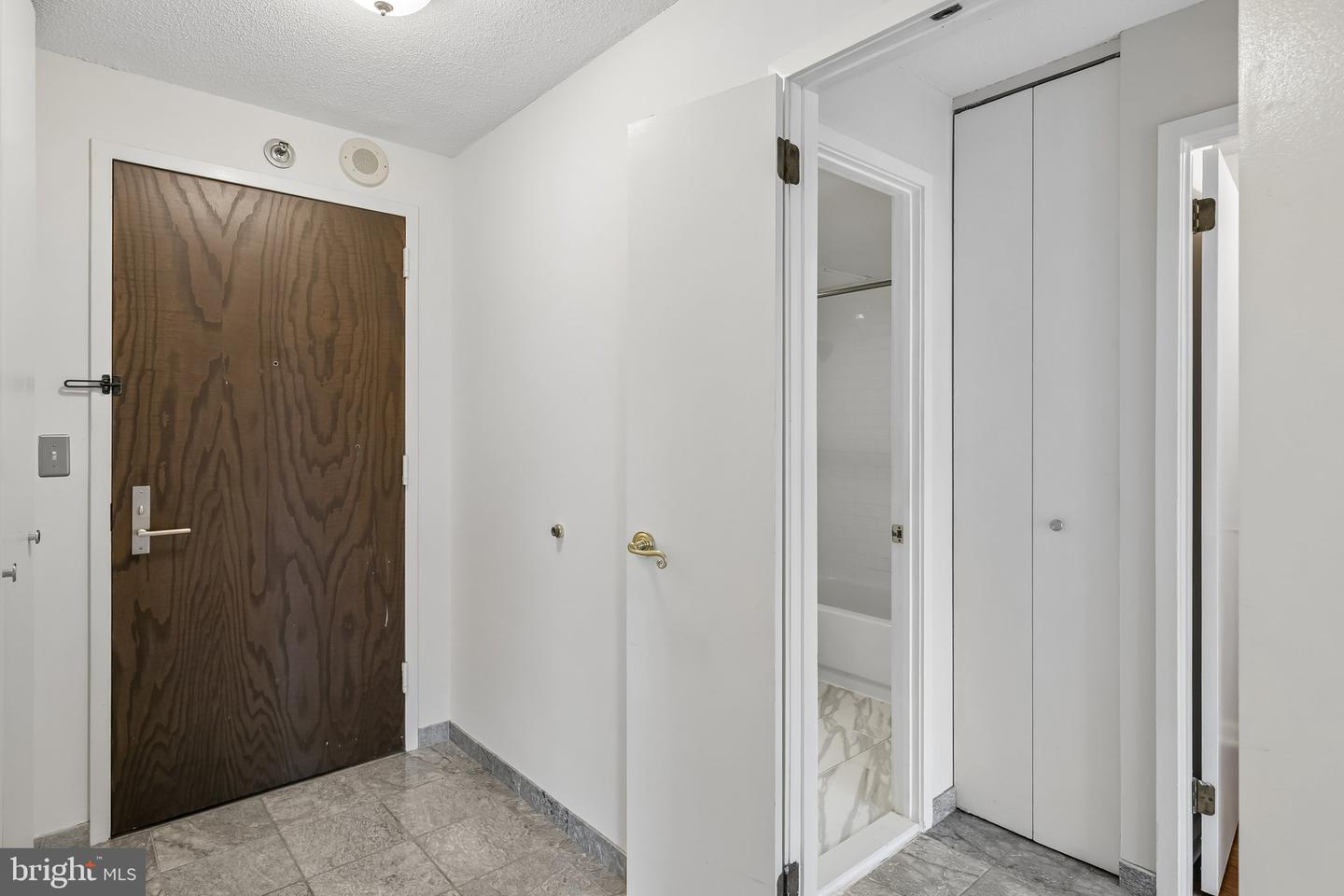 2018-32 Walnut St #16k Property Photo 9