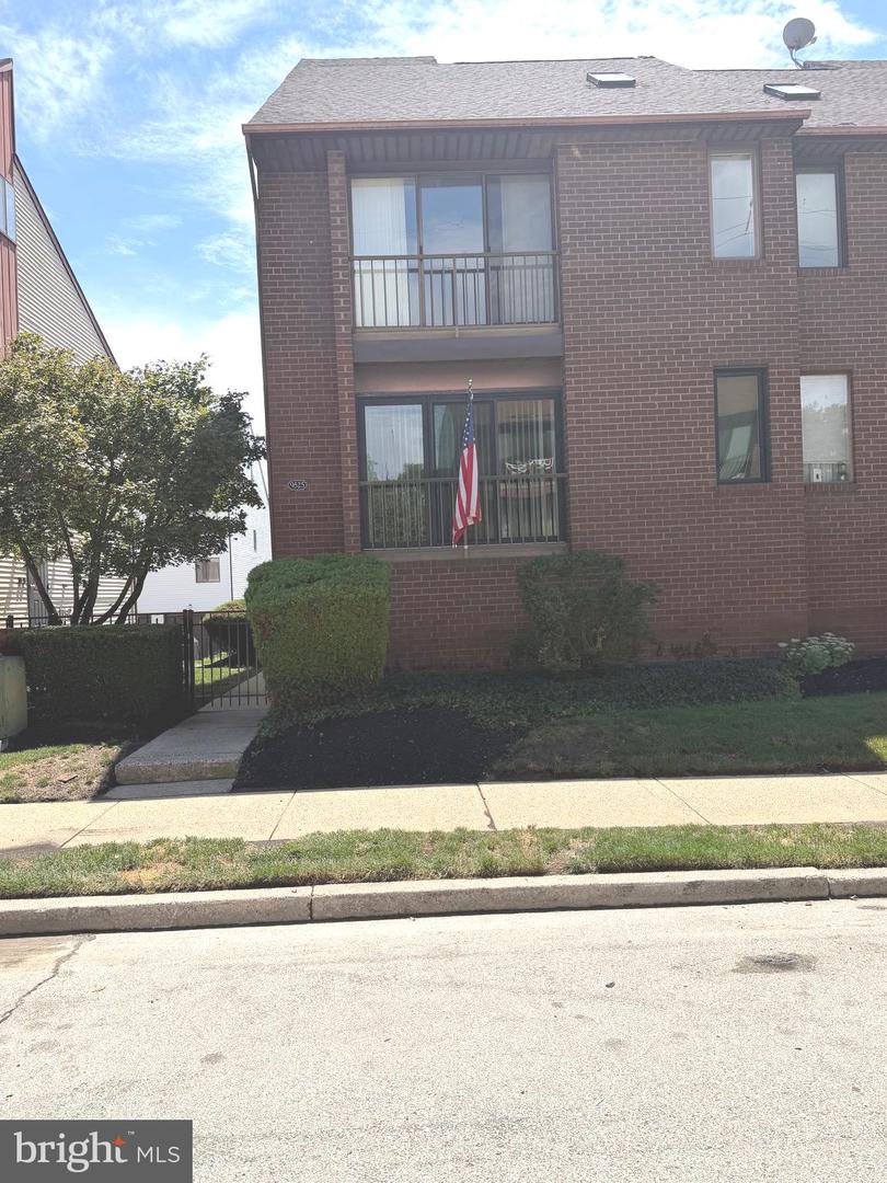 9525-00 JAMES ST #2B
